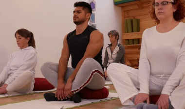 personas sentadas en clase de kundalini yoga en Tarragona